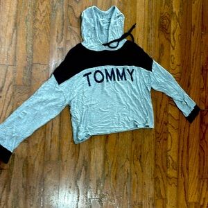 Tommy Cropped Lightweight Hooded Top